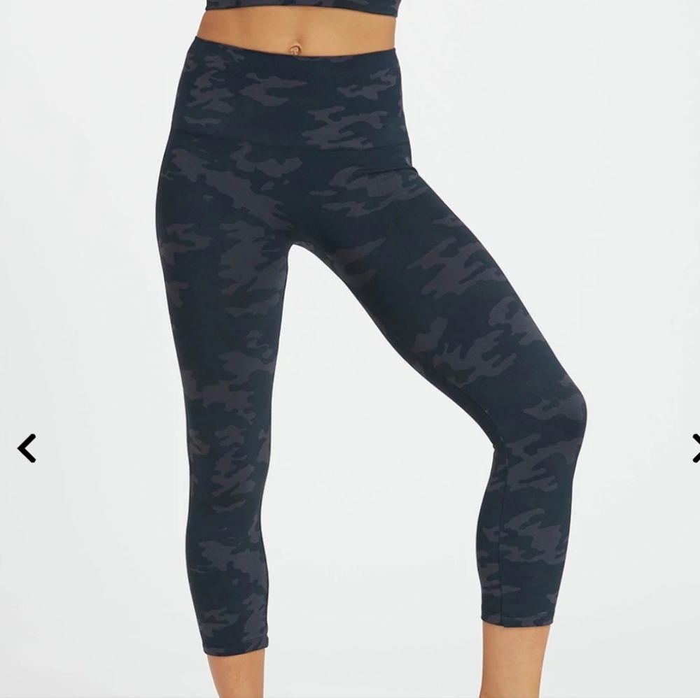 Spanx Look At Me Now Seamless Cropped Leggings Black Camo Large EUC